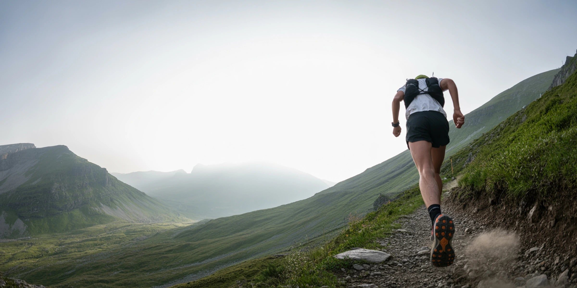 山の登山道を駆け上がるトレイルランナー